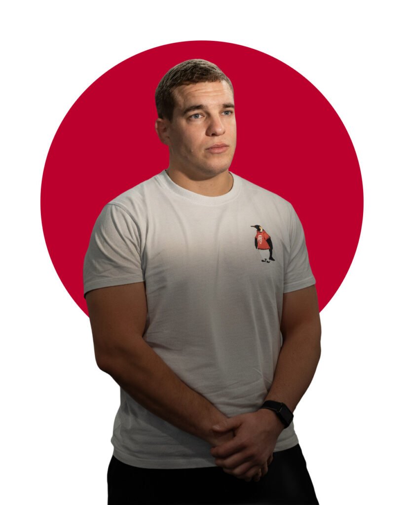 Portrait of Julien Brulard, founder of The Judo Nomad, in front of a red rising sun